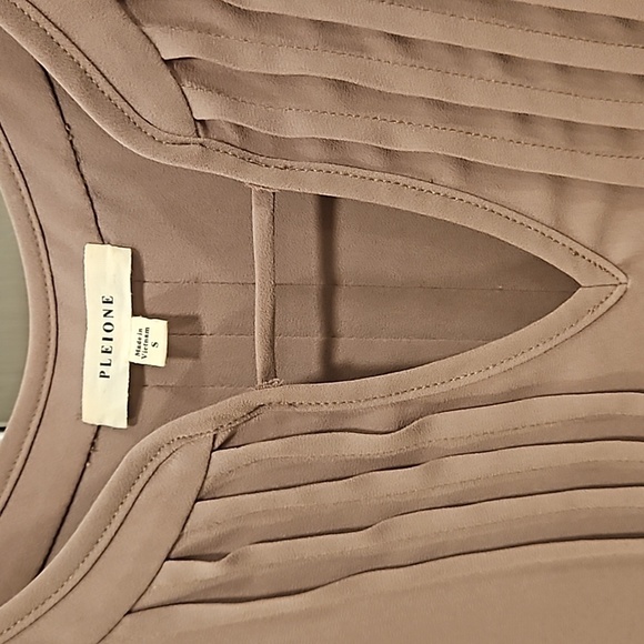 💕PLEIONE💕 Sleeveless Blouse with Pleating Detail ~ Taupe Small - Picture 5 of 8